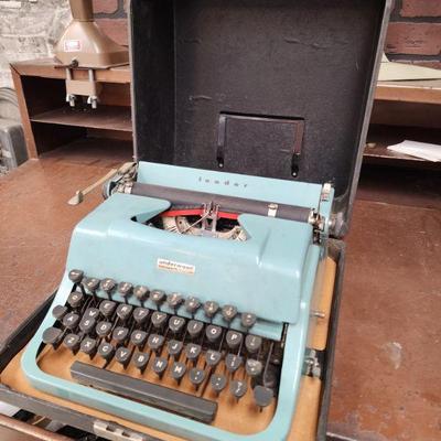 Leader Underwood Type Writer