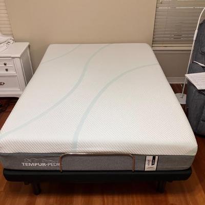 Tempur-pedic ADAPT Hybrid Technology Medium FULL size mattress on EASE Fully adjustable Electric frame. Incl Dri-Tec mattress protector...