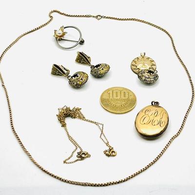 1/20th 12K Gold & Golden Vintage Jewelry & Coin
Includes 100 Colones BCCR coin, chains, matching earrings & pendant set, brooch, locket &...
