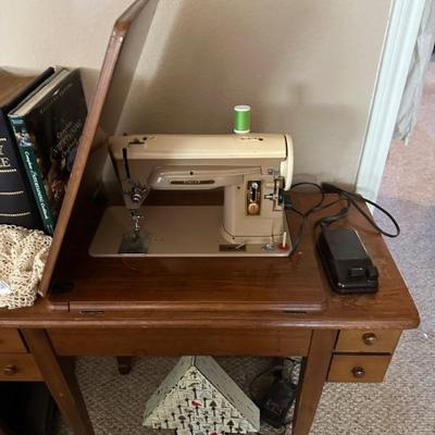 Singer 404 w/cabinet