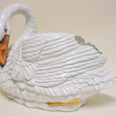 1037	LARGE ITALIAN CERAMIC SWAN CENTERPIECE FOR LORD & TAYLOR, APPROXIMATELY 20 IN X 10 IN X 14 IN H
