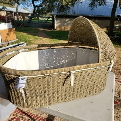 Wicker baby bassinet with bumpers 