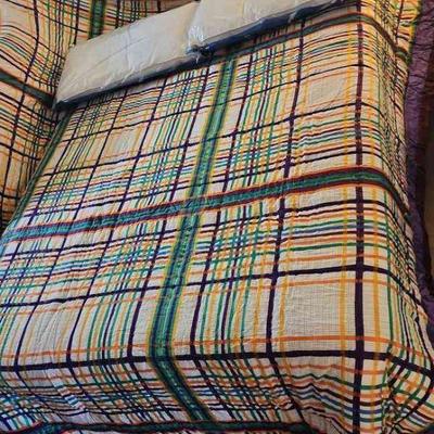 MME152 - Extra Large Comforter And Pillows