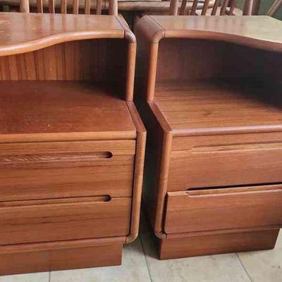 MME156 - Pair Of Matching Wooden Nightstands