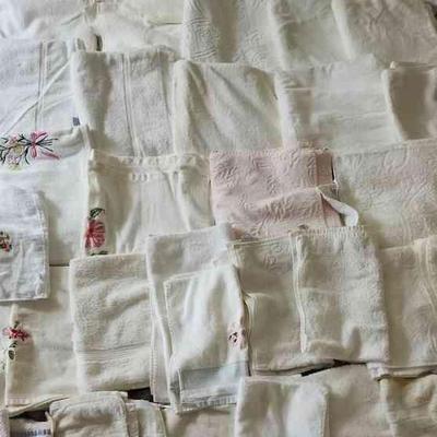 MME197 - Large Lot Of Towels