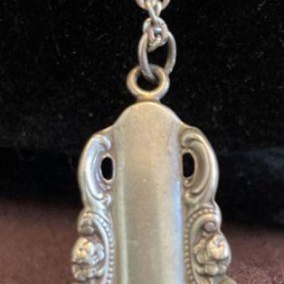 Silver pendant necklace