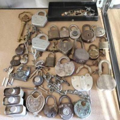 #15546 â€¢ Vintage Locks, Oil, and Keys
