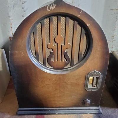 #15552 â€¢ Antique Wooden Radio
