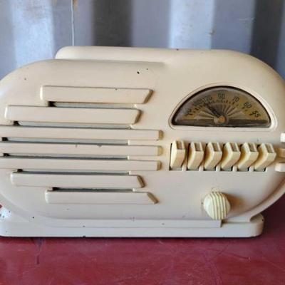#15014 â€¢ Vintage Belmont Radio
