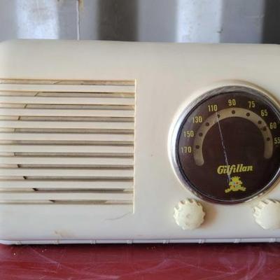 #15030 â€¢ Vintage Gilfillan Radio
