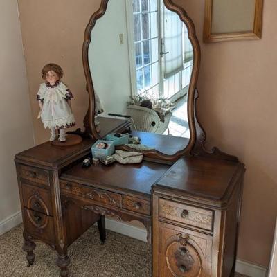 C.1920 dressing, has bed and chest of drawers to match