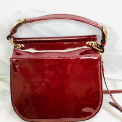 SAWI301 Vintage Coach Red Patent Leather Handbag	This is a convertible crossbody handbag in Crimson Red.

