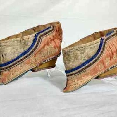 BIHY102 Antique Chinese Lotus Shoes	Pair of antique Chinese lotus shoes. TheseÂ handmade shoes are only 4 inches long and were intended...