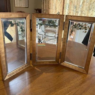 Vanity bevelled mirror. 