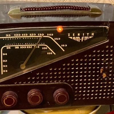 Zenith Bakelite 1940â€™s Table Top Radio 7-H921-Z