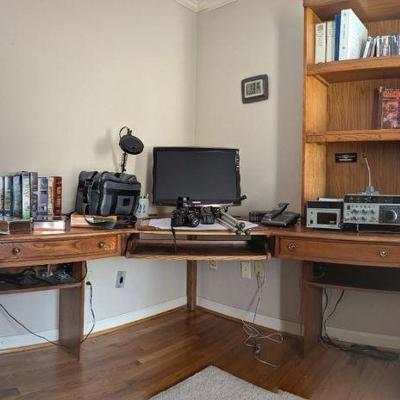 4 piece office furniture computer desk book case
Drawer sections: 30" high, 44" wide with 4 drawers. Hanging files can be set...