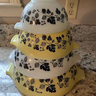 Pyrex Cinderella yellow & black nesting bowl set