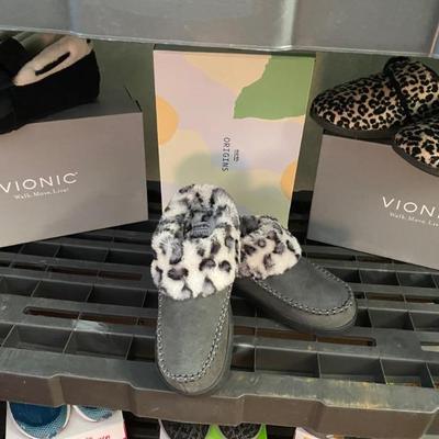 Vionic Slippers Size 8