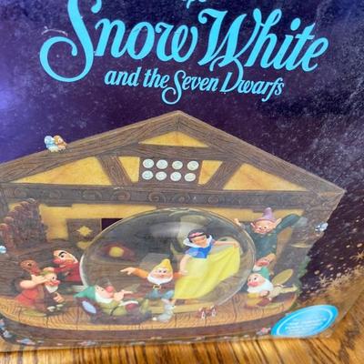 Snow White Seven Dwarfs Snow Globe/Box