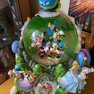 Walt Disney Snow Globe/Box