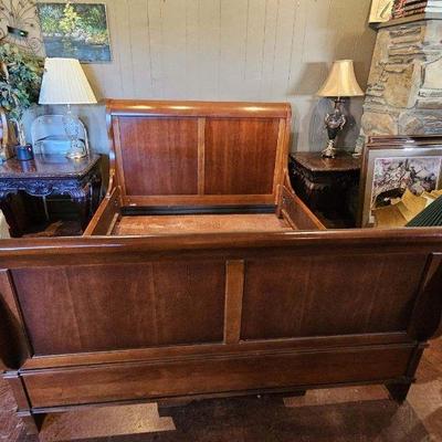 Queen sleigh bed
Tryon NC