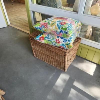 Wicker trunk with lid 2 new throw pillows