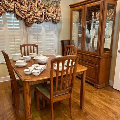 Beautiful Stanley dining table and matching China cabinet. 