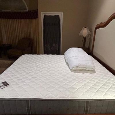 Ultra plush Stearns & Foster mattress and boxsprings. Clean, like new.  Estate Collection. King size. 