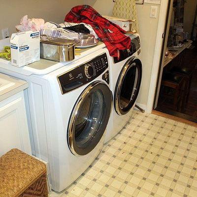 Electrolux front load washer dryer pair, manufactured mid 2022