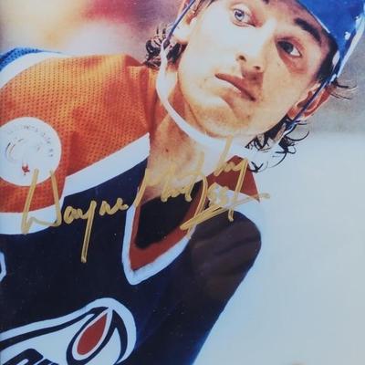 Autographed Wayne Gretzky w COA. 8 X 10 inch