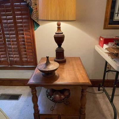 END TABLE, LAMP, BOWL W/LID, BASKET OF FRUIT