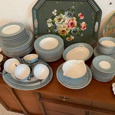 Attractive Syracuse pottery dinnerware 