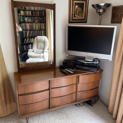 Bassett MCM bedroom set. 