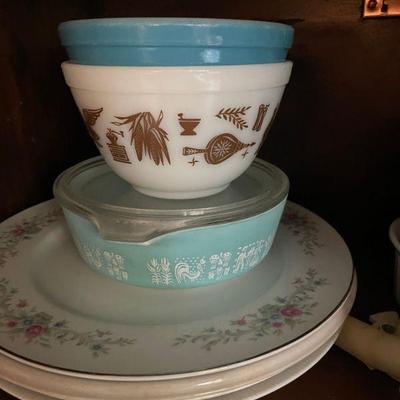 Collection of vintage Pyrex 