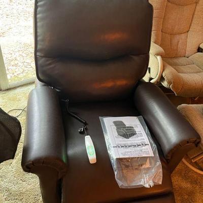 Super clean!! Leather lift chair. 