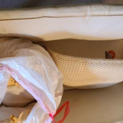 Includes Wicker curved top piece, mattress plus more