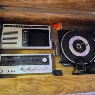 Well kept Components inside the Stereo