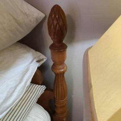 Pineapple Post Bed