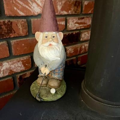 Gnome plying golf 