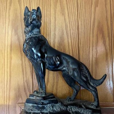 Dog statue  front 