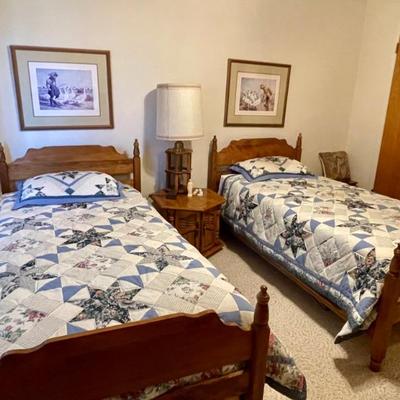Double classic twin beds impeccable 