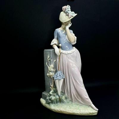 Figurine "Esthetic Pose" - Large 16" Standing Lady w/ Umbrella