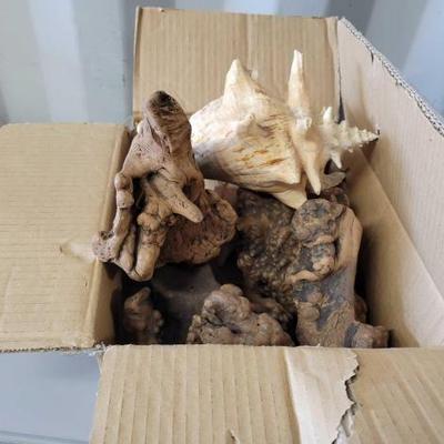 #5516 â€¢ Sea Shells and Wood Decorations
