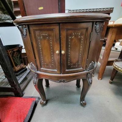#2130 â€¢ Vintage Hooker Furniture Oval End Table

