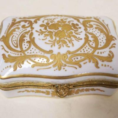 1013	FRENCH PORCELAIN HAND PAINTED HINGED DRESSER BOX, APPROXIMATELY 3 IN X 5 IN X 2 1/2 IN HIGH
