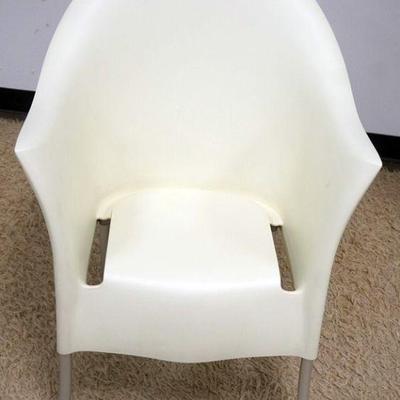 1180	MODERN STYLE MOLDED PLASTIC CHAIR
