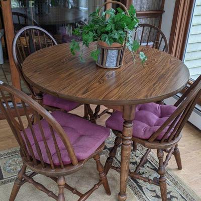 Vintage dining table and chairs (with 2 additional chairs & 2 leaves 