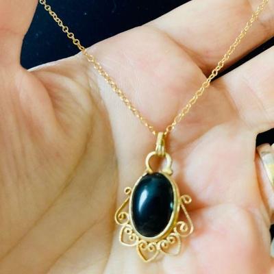 HTH018 Yellow Gold Onyx Necklace 