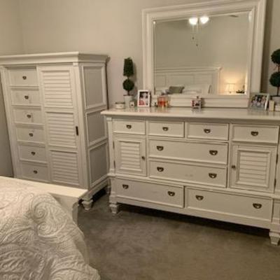 Belmar-Rooms to Go
Gentleman's chest ($395) and dresser/mirror ($395)