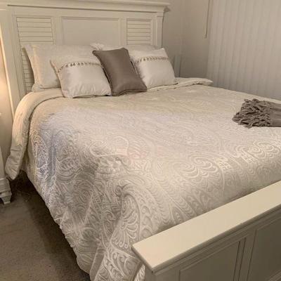 Queen bedframe with Serta mattress and boxspring
$425.00.  Does not include bed linens, or decor pillows sold separately 